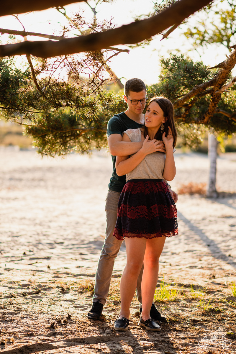 golden hour verlovingsshoot trouwfotograaf love shoot natuur