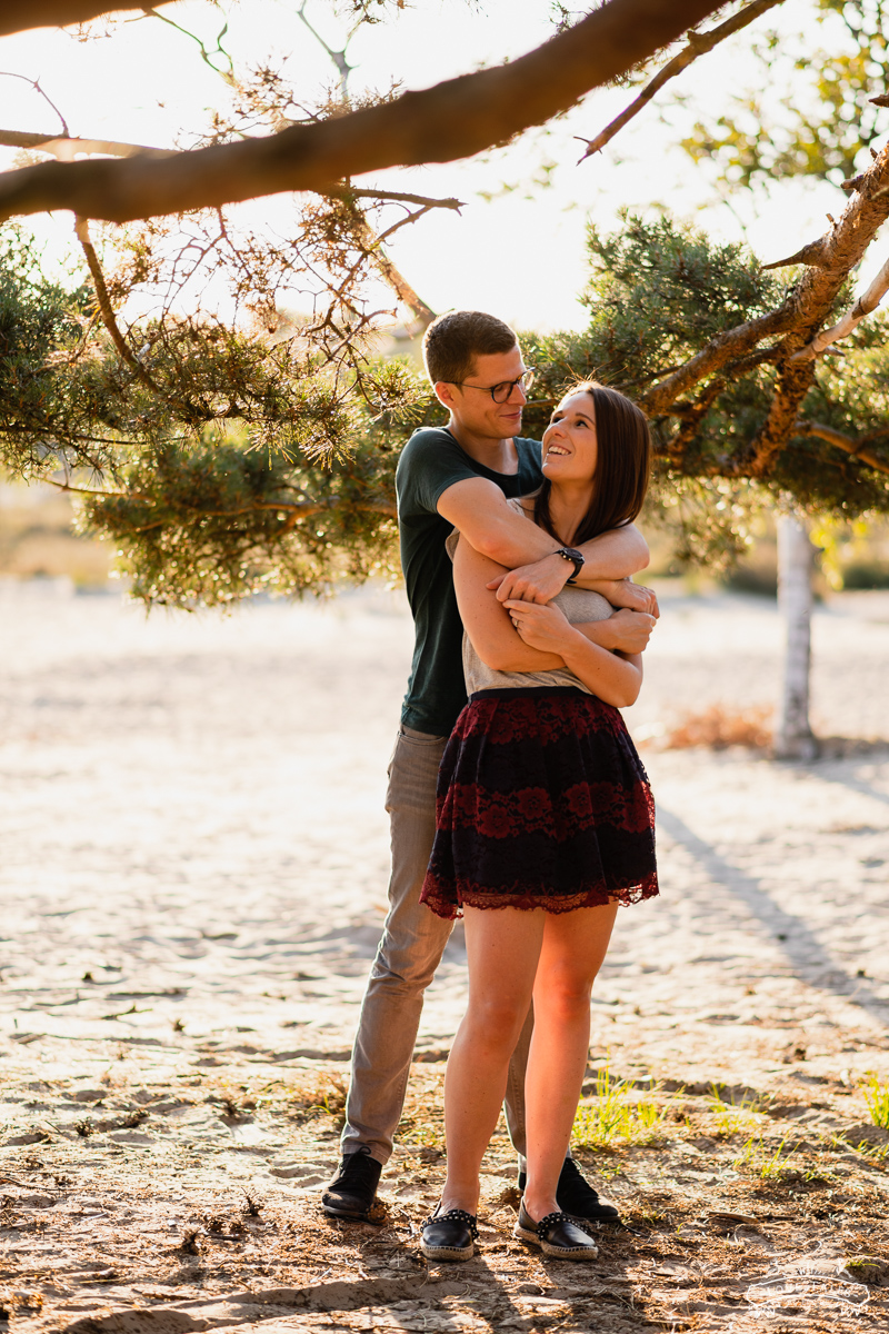 golden hour verlovingsshoot trouwfotograaf love shoot natuur