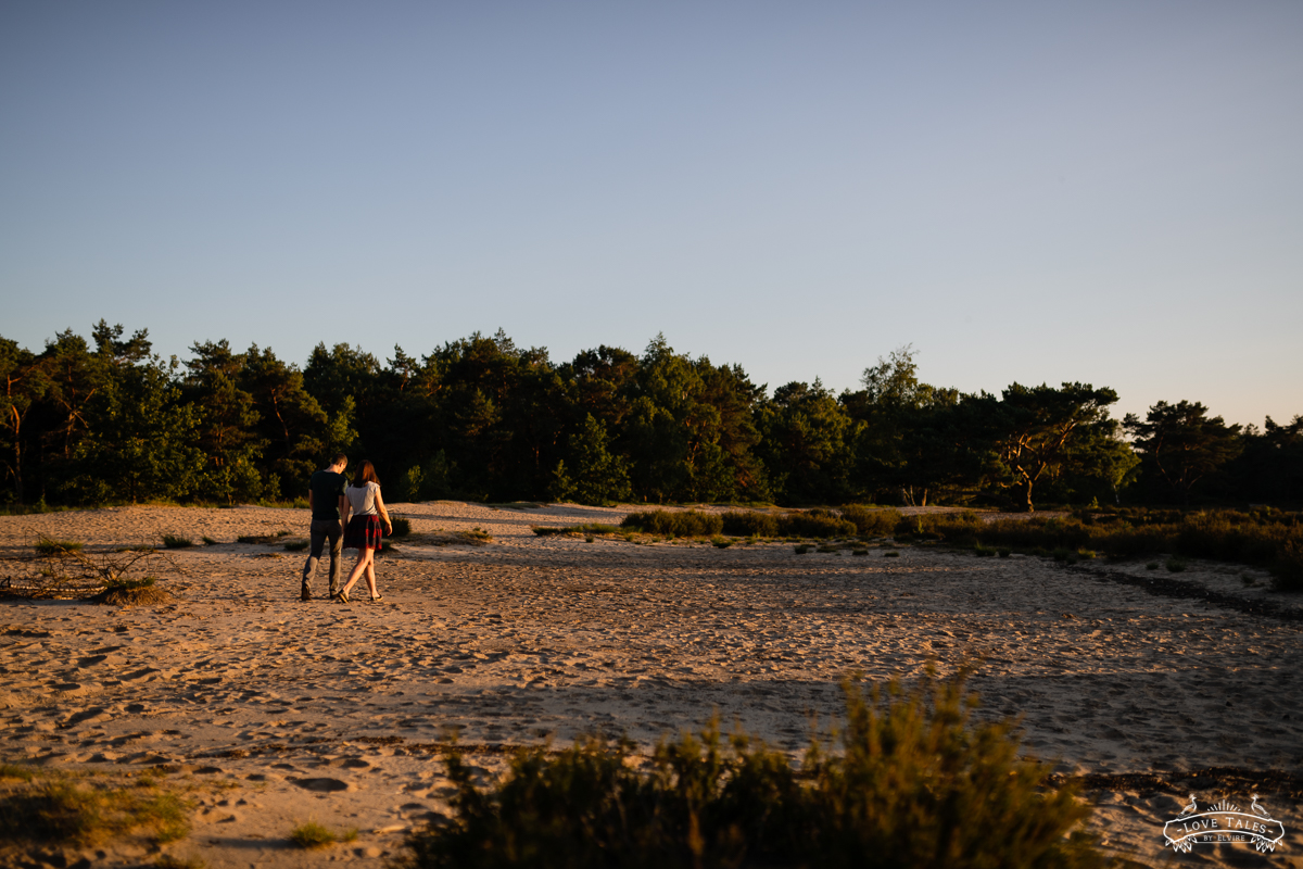 golden hour verlovingsshoot trouwfotograaf love shoot natuur