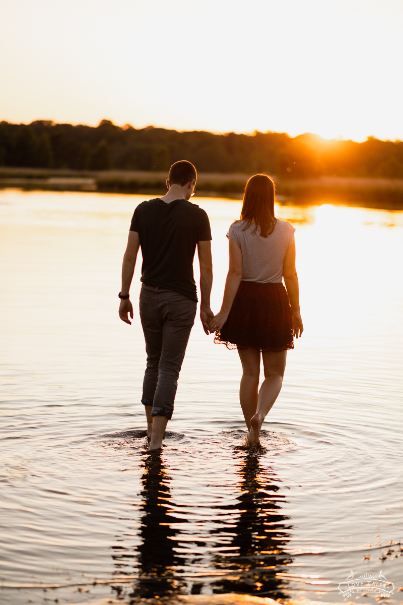 verlovingsshoot golden hour water trouwfotograaf love shoot