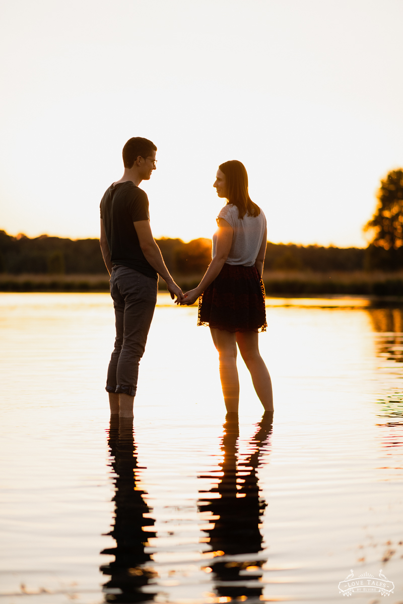 verlovingsshoot golden hour water trouwfotograaf love shoot