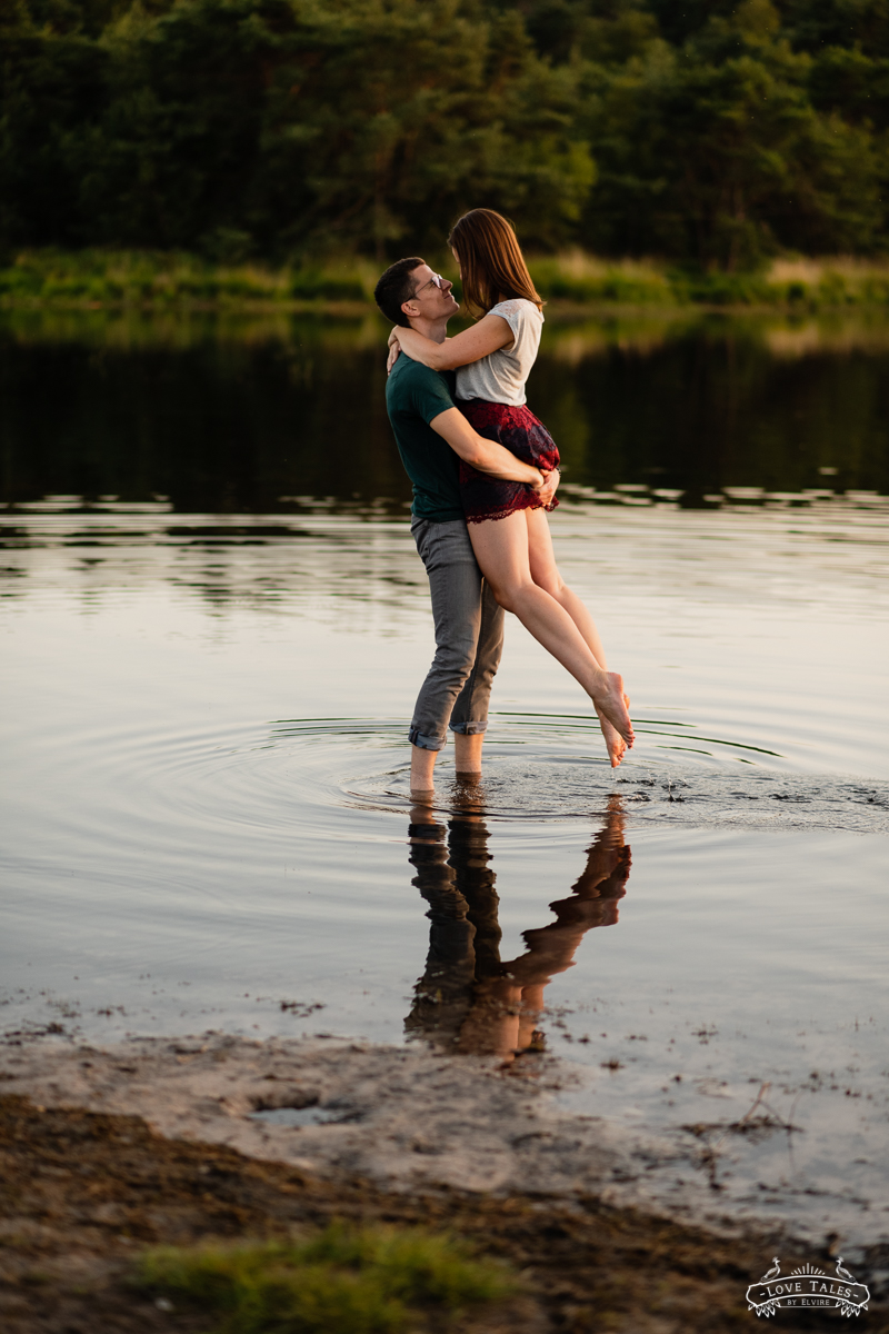 verlovingsshoot loveshoot water trouwfotograaf