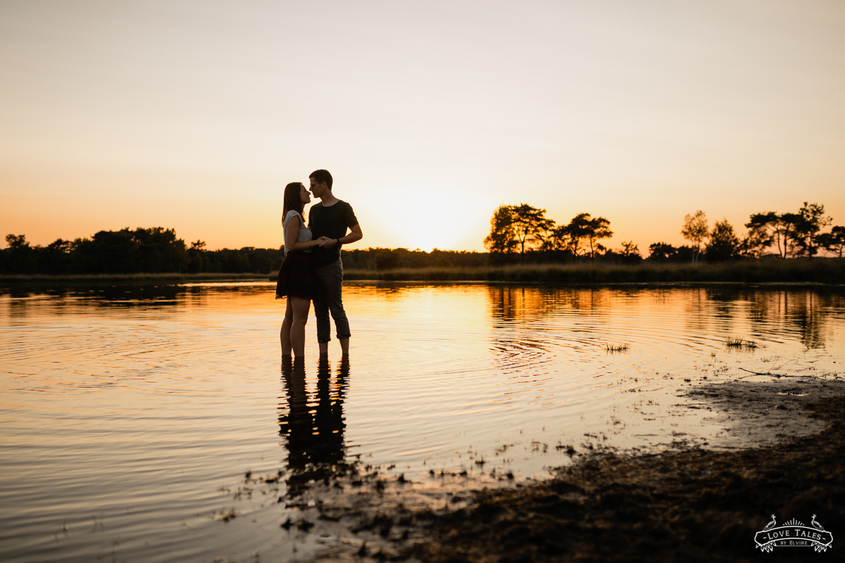 verlovingsshoot zonsondergang loveshoot water trouwfotograaf
