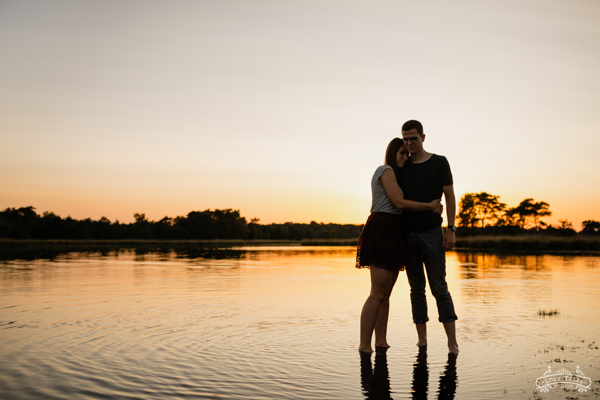 verlovingsshoot zonsondergang loveshoot water trouwfotograaf