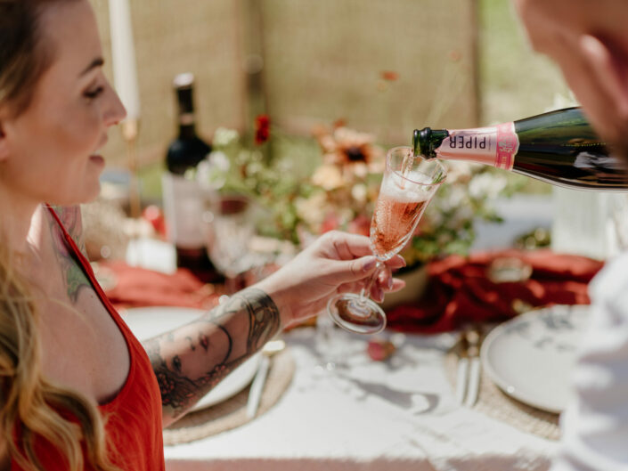 alternatief trouwen elopement trouwfotograaf roze champagne