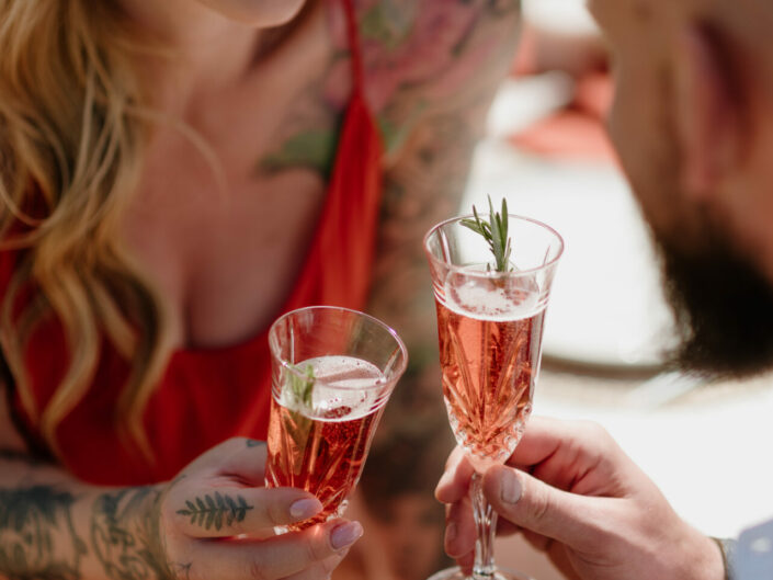 alternatief trouwen elopement trouwfotograaf champagne toasten