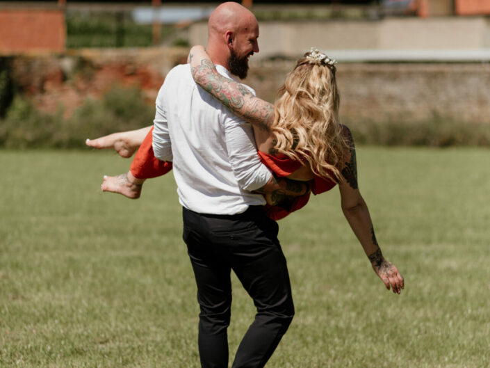 alternatief trouwen elopement trouwfotograaf bruid dragen