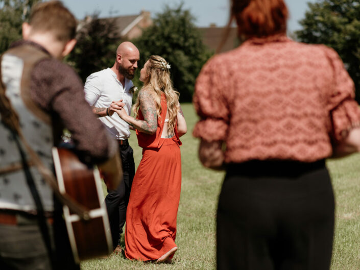 alternatief trouwen elopement trouwfotograaf dansfeest buiten
