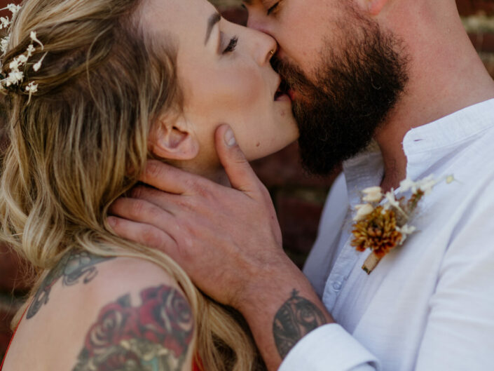 alternatief trouwen elopement trouwfotograaf kussen trouwkoppel